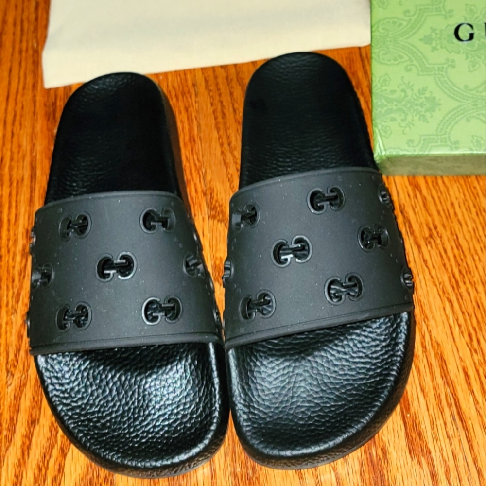 GUCCI Women's rubber GG slide sandal